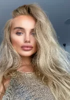 blonde Serena escort