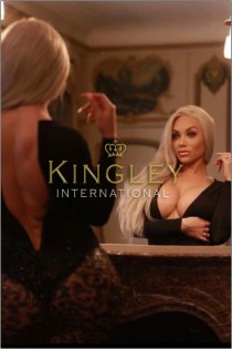 Escort Kiara with blonde hair