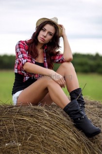 Escort Tormi with brown hair