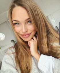 Escort Kiska with brunette hair