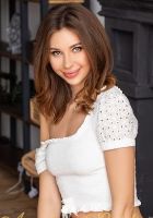 Russian escort Lunar from London