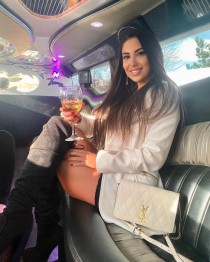 Escort Zahra with brunette hair