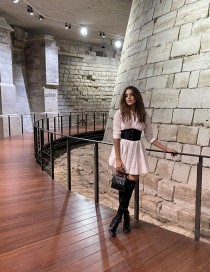 Escort Giullia with brunette hair