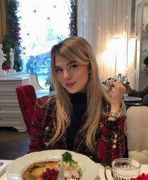 Escort Iceberg with blonde hair