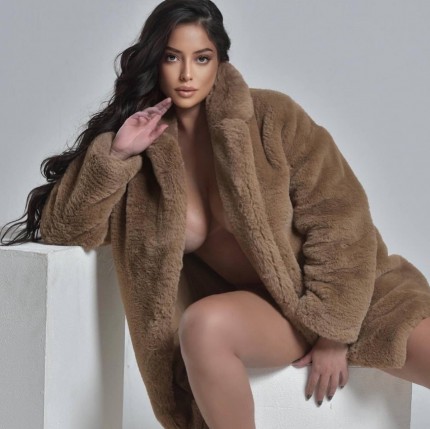 Escort Semonia with brunette hair