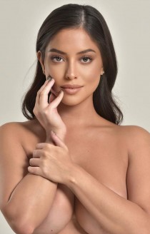 Semonia escort available in London