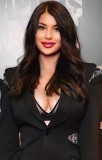 Luci Li escort available in London