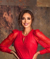 Escort Cadencia with brunette hair