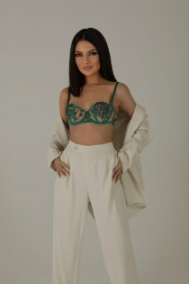 Escort Ira with brunette hair