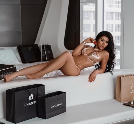 Cami escort available in London