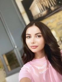 Escort Femida with brunette hair