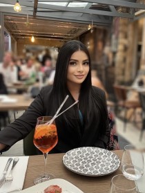 Escort Maple with brunette hair