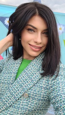 Escort Emmanuelle with brunette hair