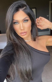 Escort Martins with brunette hair