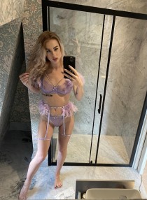 Escort Paris with blonde hair
