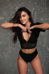Escort Alaya with brunette hair