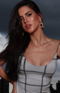 Roberte escort available in London