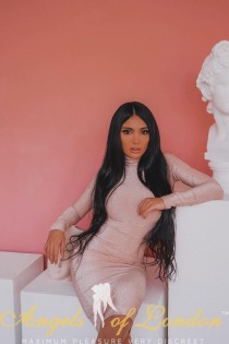 Escort Salama with brunette hair