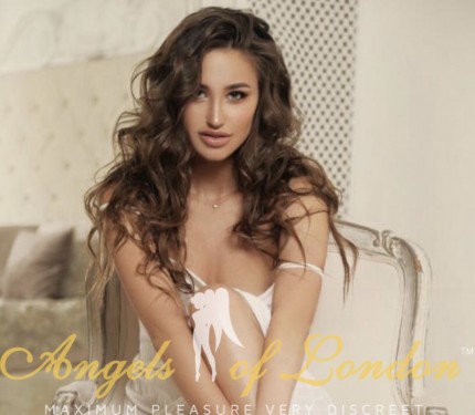 Escort Vikka with brunette hair