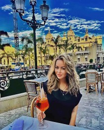 Escort Charlott with blonde hair