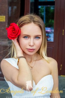 Escort Garcelle with blonde hair
