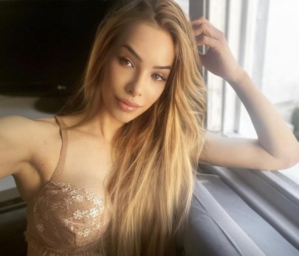 Escort Coulter with blonde hair