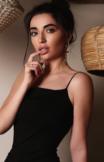 Escort Saida with brunette hair