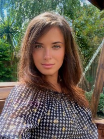 Escort Buena with brunette hair