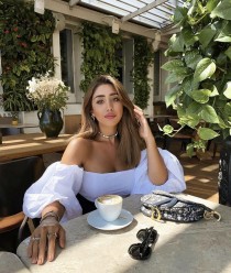 Escort Amelie with brunette hair