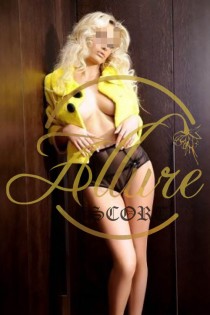 Escort Brandy with blonde hair