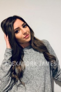 Escort Roberta with brunette hair