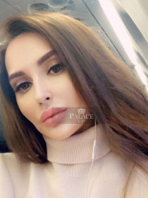 Escort Dee with brunette hair