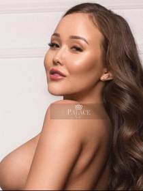 Escort Patricia with brunette hair